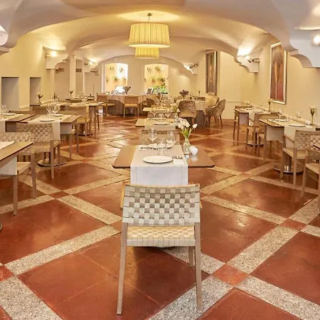 奥肯卡塞雷斯宫nh精品酒店